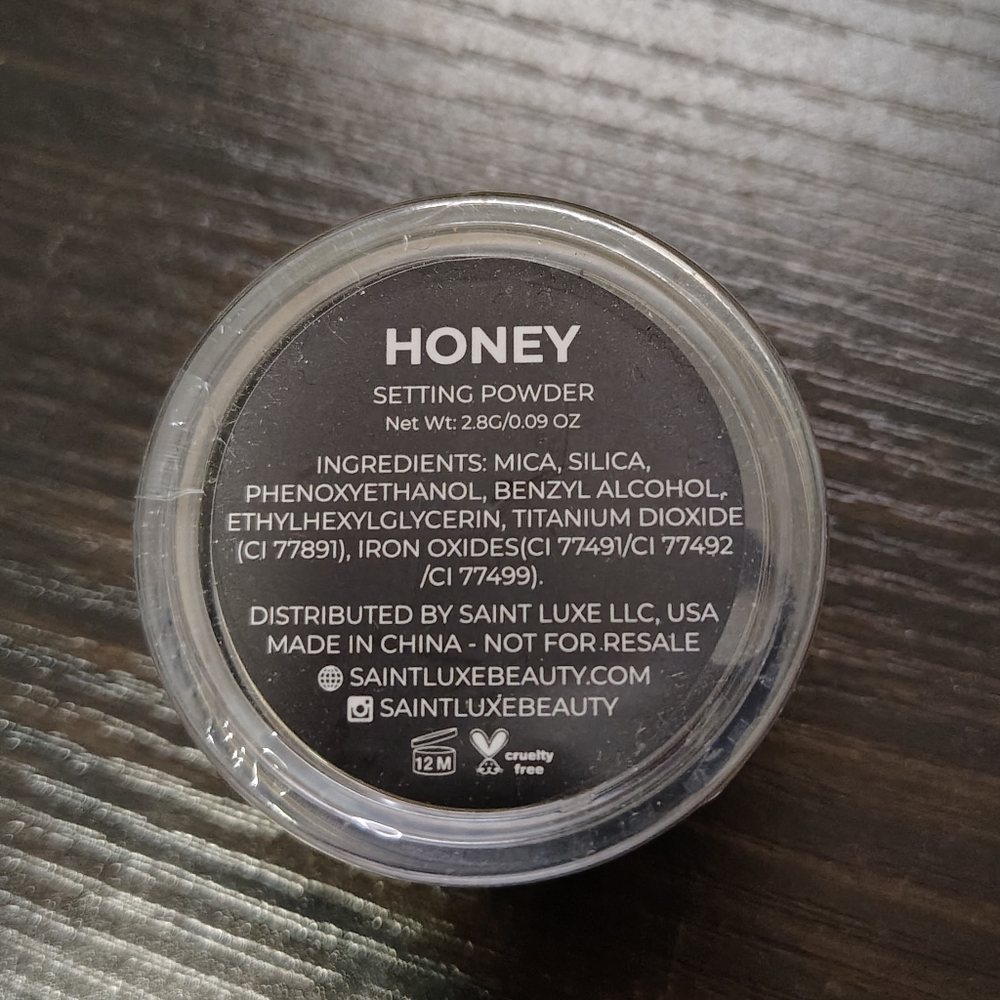 Translucent Powder - Picture 3 of 3